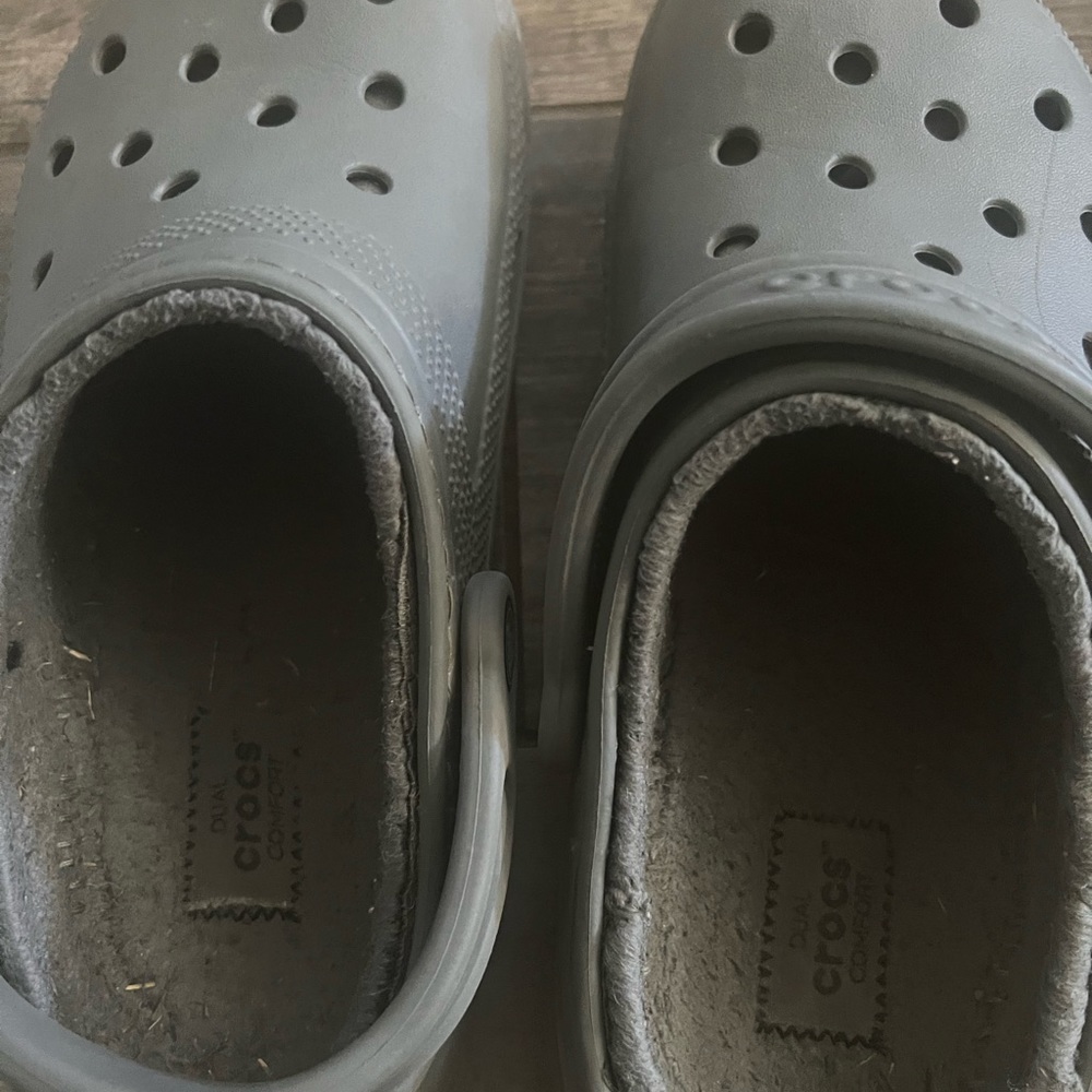 Men’s 5/ Women’s 7 Fleeced lined Crocs.